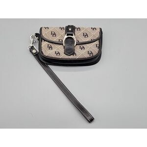 Dooney & Bourke Monogram Wristlet [GNH017246]